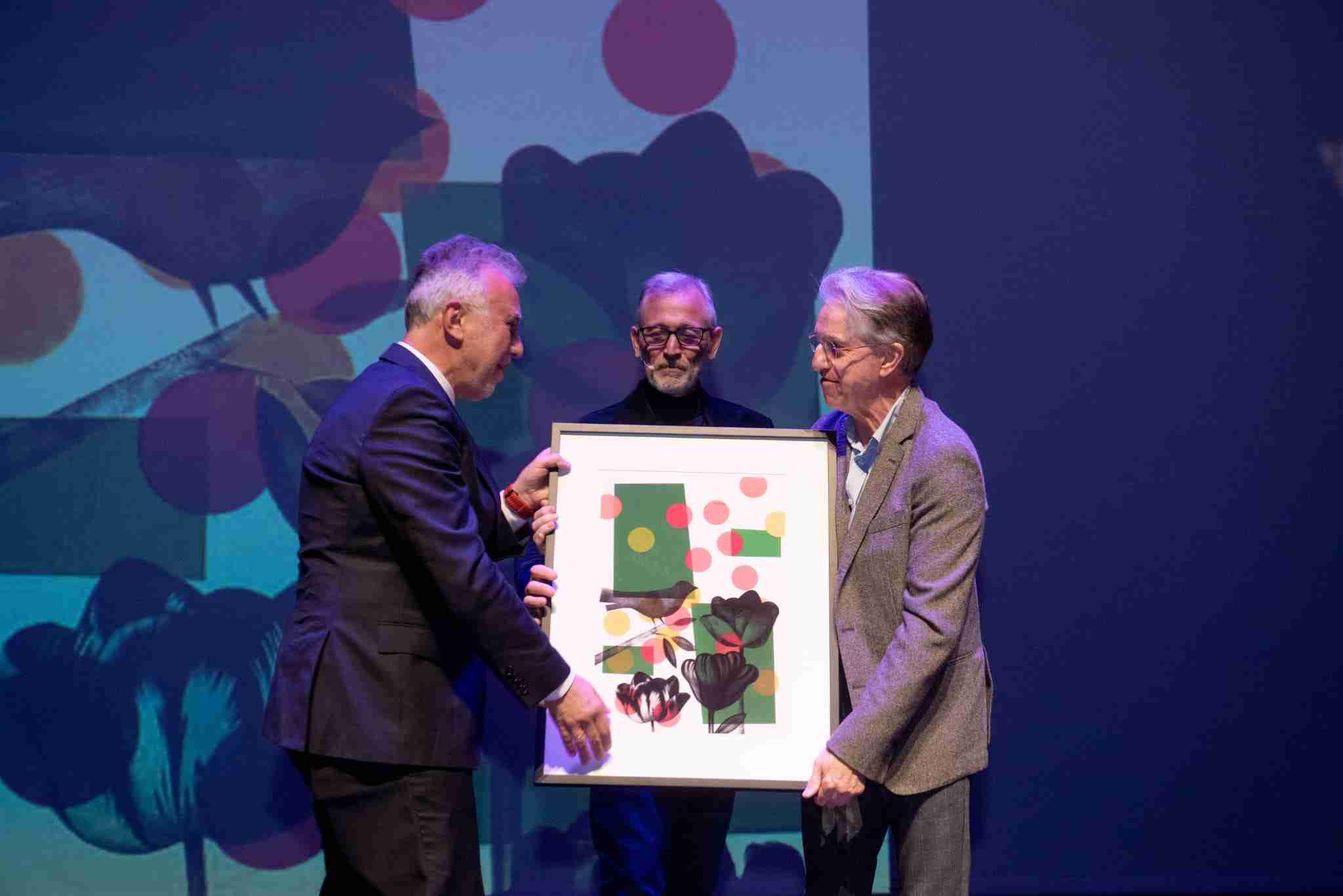 El ministro entrega el premio a Julián Casanova